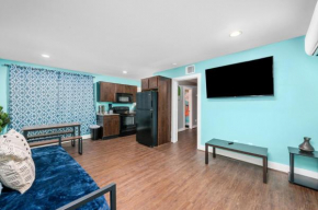 Chic 1BR Stay with King Bed and Free Park